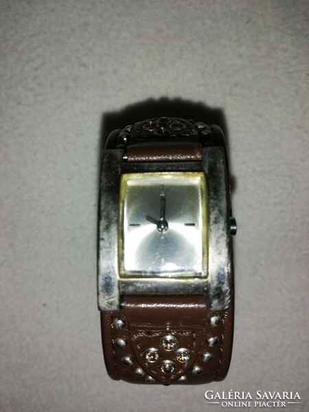 Vintage women's cube-shaped wristwatch with leather strap