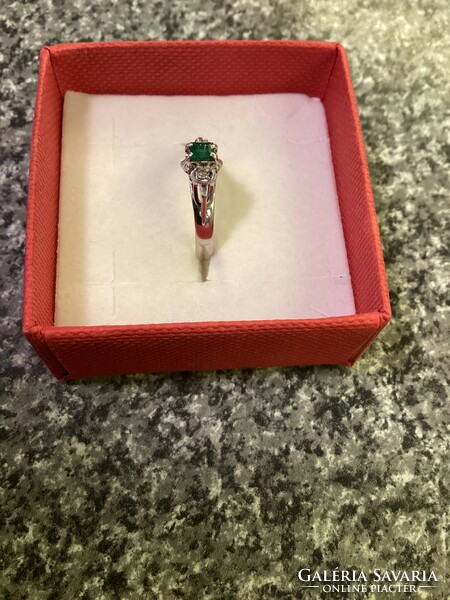 Platinum ring with emerald and brill stones