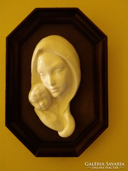 Mária porcelán falikép.