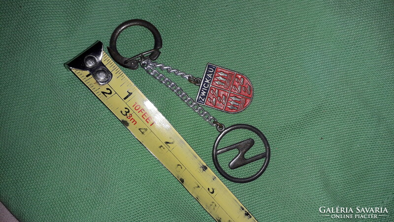 The Zwickau Trabant factory metal double pendant key ring is retro, according to the pictures