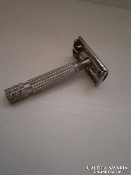 Vintage safety razor in preserved condition gilette madein egland patent peding safety razor