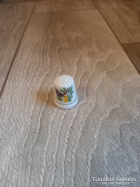 Nice old butterfly porcelain thimble i. (3X2.3cm)
