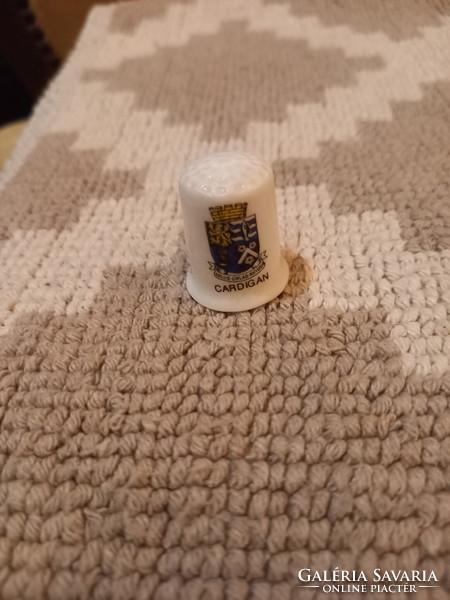 Nice old coat of arms porcelain thimble (cardigan)