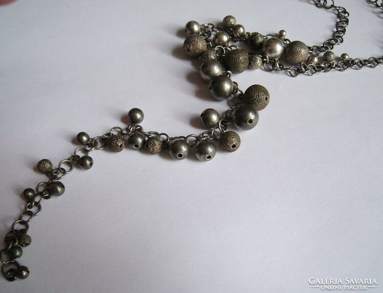 Alkalmi ezüst nyakék, hosszan lelógó ezüst gömbökkel
