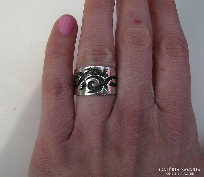 Wide silver ring with an Indian motif