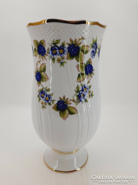 Hollóházi porcelán szeder mintás váza, 21,2 cm