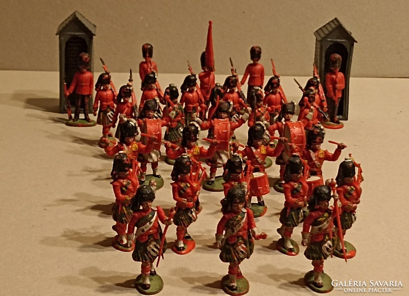 Festett műanyag skót katonák, angol királyi gárdisták, skót katonazenekar. Ritkaság!