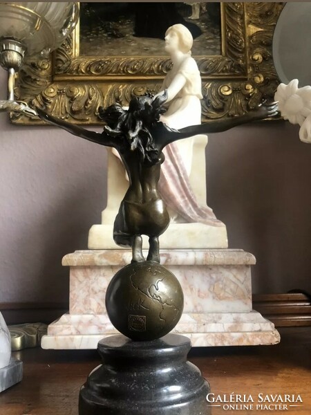 Női akt glóbusszal - bronz szobor