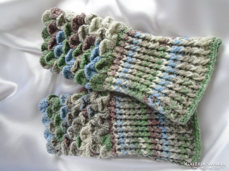 Cuffless crochet gloves.