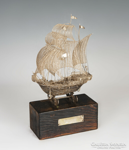 Ezüst filigrán hajó modell fa talapzaton
