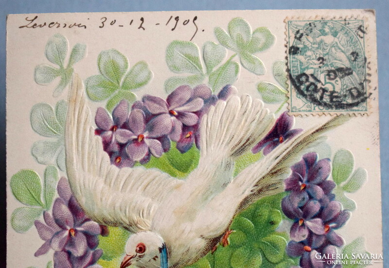 Antik dombornyomott Újévi képeslap -galamb, 4levelű lóhere . ibolya , nefelejcs szív  1909ből