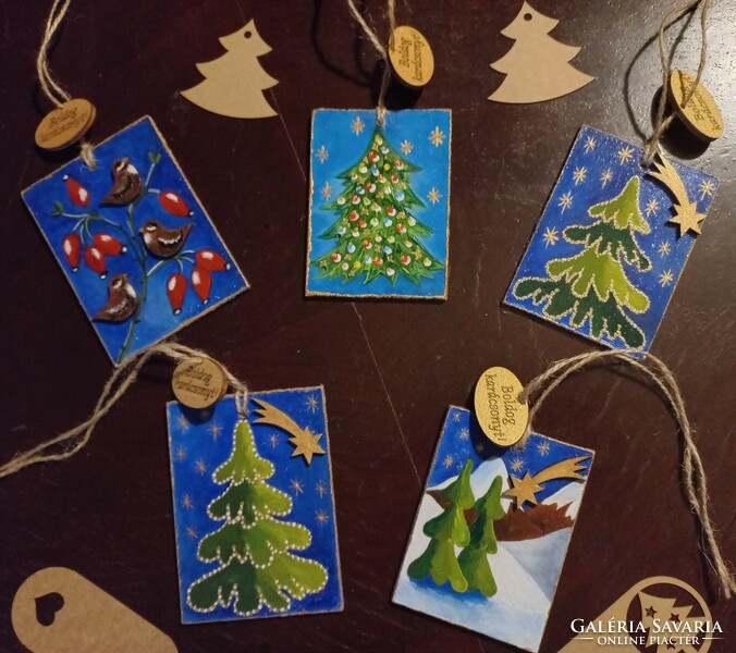 Kézműves karácsonyi ajándékkísérő farostlemezen, akrillal festve, rátétekkel