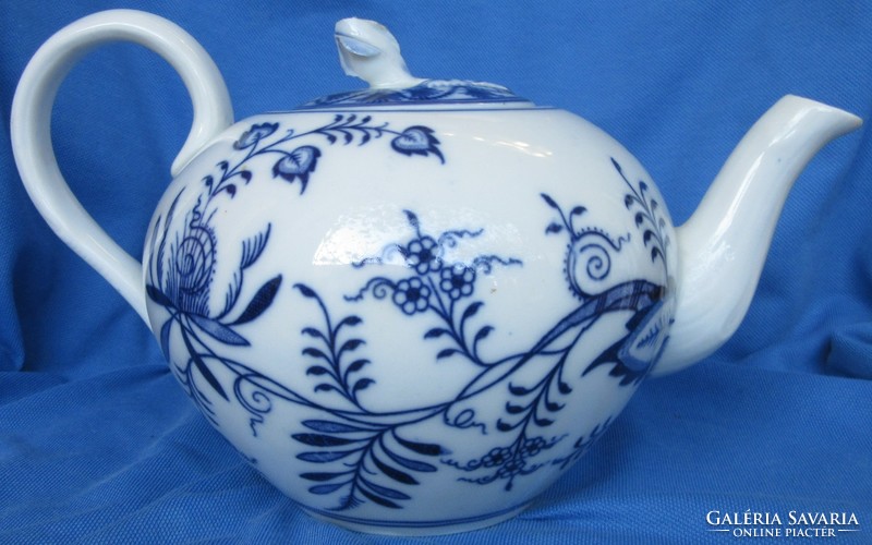 Meissen coffee and tea pot, spout, marked, rose slightly defective, 13.5 cm high at the rim