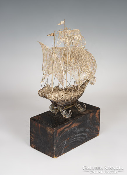 Ezüst filigrán hajó modell fa talapzaton
