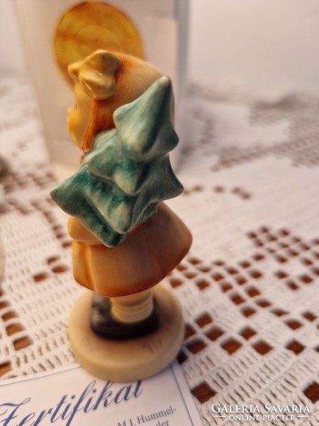 Goebel porcelán M.J. Hummel 1997 kislány fenyőfával eredetiséget igazoló dokumentumokkal