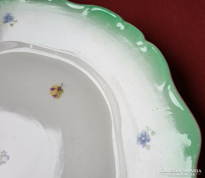 Hollóházi porcelán tálaló tál tányér süteményes virág mintával