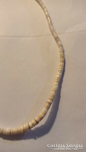 Uniszex kagyló lánc, gyöngyház szemekből fűzött ékszer