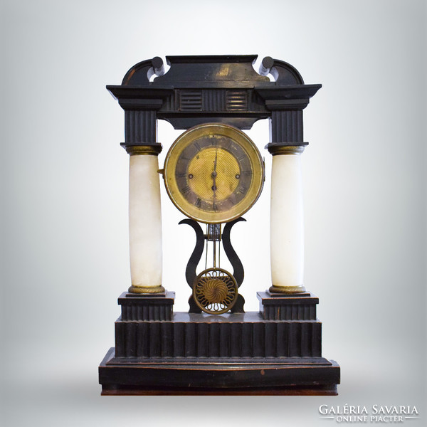 Biedermeier negyedütős kandalló óra, alabástrom oszlopokkal
