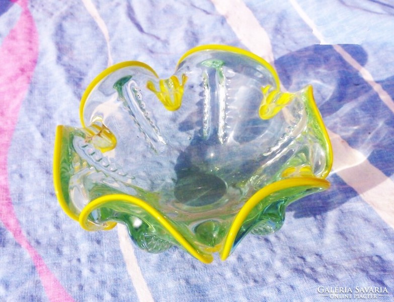 Virágtölcsér forma urániumzöld kínáló edényke a Cseh Bohemia manufaktúrából. Egyedi darab