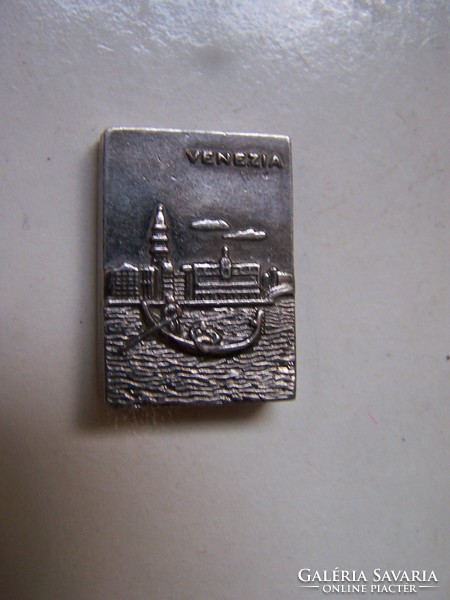 Velence kétoldalas mini plakett 3x2 cm. ezüstözött fém vastagság 3 mm
