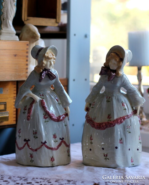 Antik osztrák, bécsi majolika szoborpár, bécsi barokk dámák