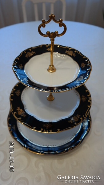 Zsolnai pompadur mintás arannyal díszített emeletes süteményes kínáló, asztalközép.