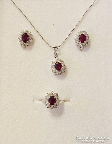 18 carat white gold set, with real ruby and brilliant, ring, earrings and pendant!