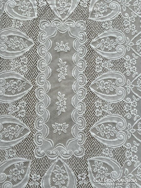 Very beautiful, flawless machine lace tablecloth 165x130 cm