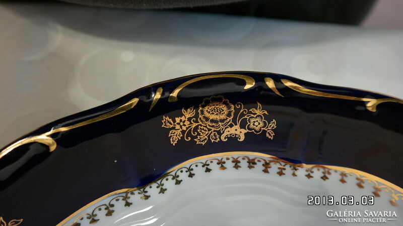 Zsolna pompadour-patterned cake stand decorated with gold, center of the table.