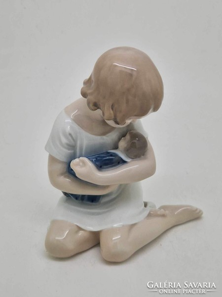 Royal Copenhagen porcelán kislány babával 13cm 1938