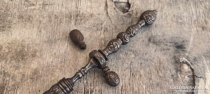 A medieval stabbing dagger or a Victorian piece?
