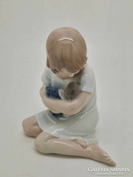 Royal Copenhagen porcelán kislány babával 13cm 1938