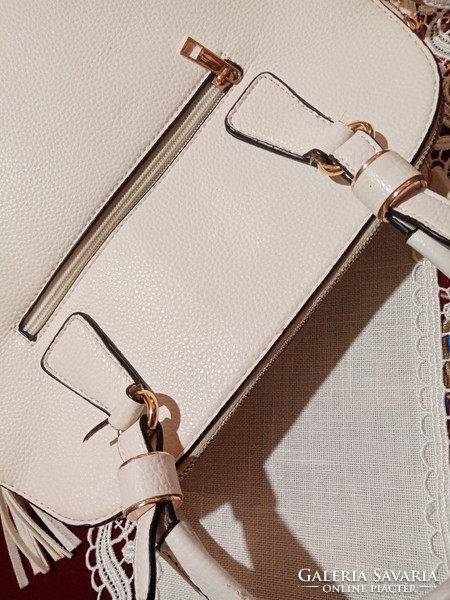 Eredeti Calvin Klein fehér női  műbőr táska  füllel és vállpánttal