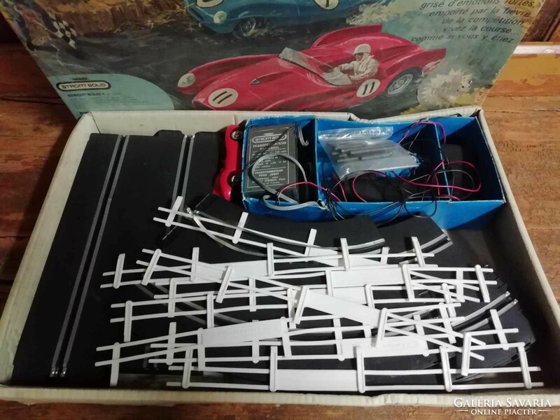 Car racing in a box, racing car toy, electric motor remote control toy, fixed track car toy