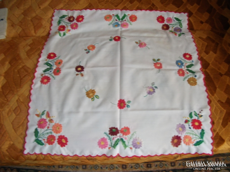 Handicraft table cloth, hemmed size: 72 x 72 cm