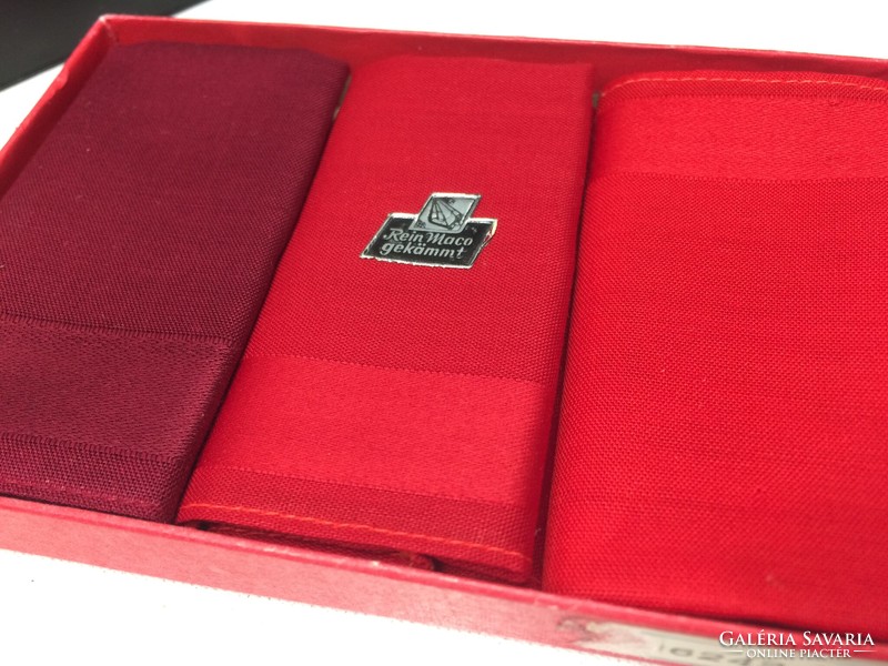 Piros díszzsebkendő-dobozában
