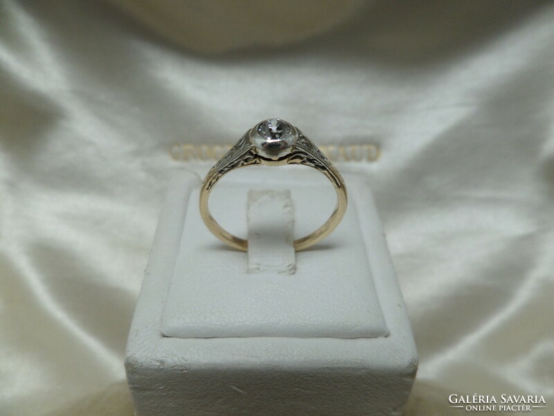 Antique gold engraved buton ring with 0.17 ct brill