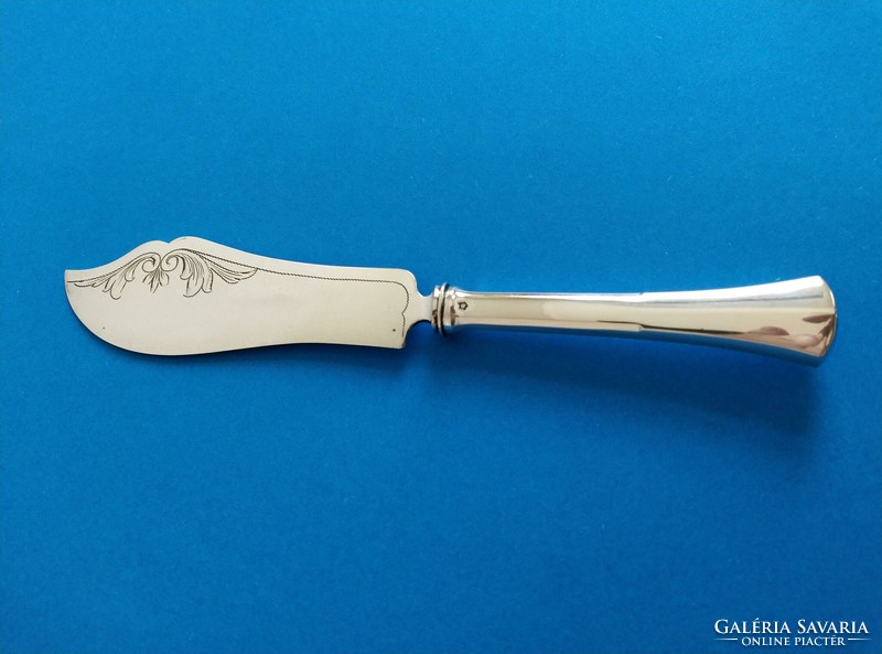 Silver fish serving knife in English style