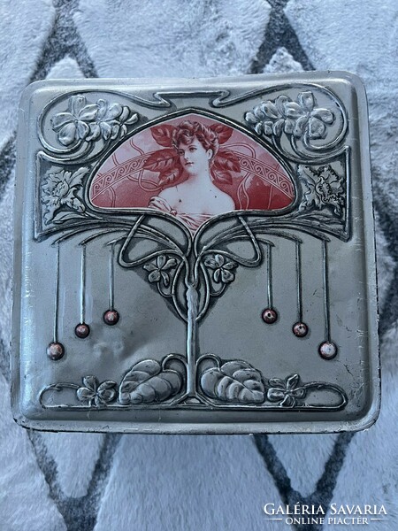 Gyönyörű szecessziós dombornyomott fém doboz női portréval ibolyával