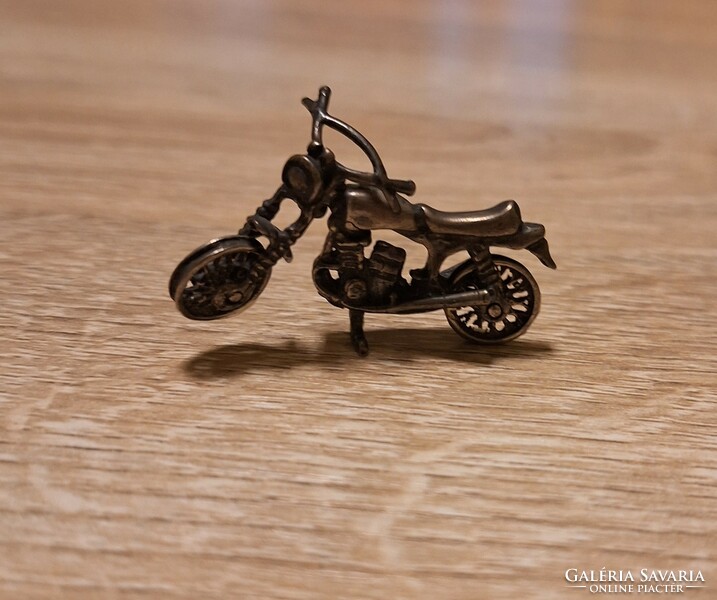Ezüst  kismotor modell
