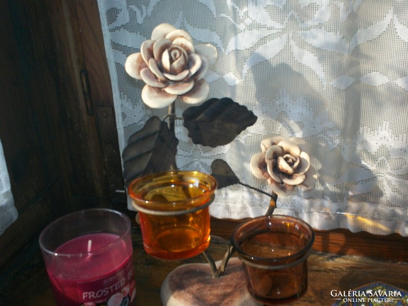 Kovácsoltvas gyertyatartó, mécsestartó kerámia rózsákkal, 2 üveggel M 24 cm