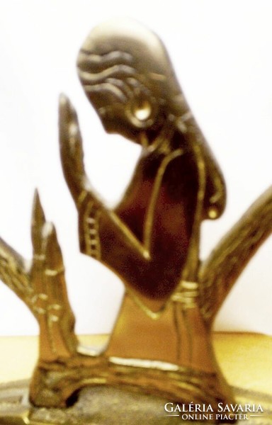 Imádkozó alakos bronz gyertyatartó a távolkeletről