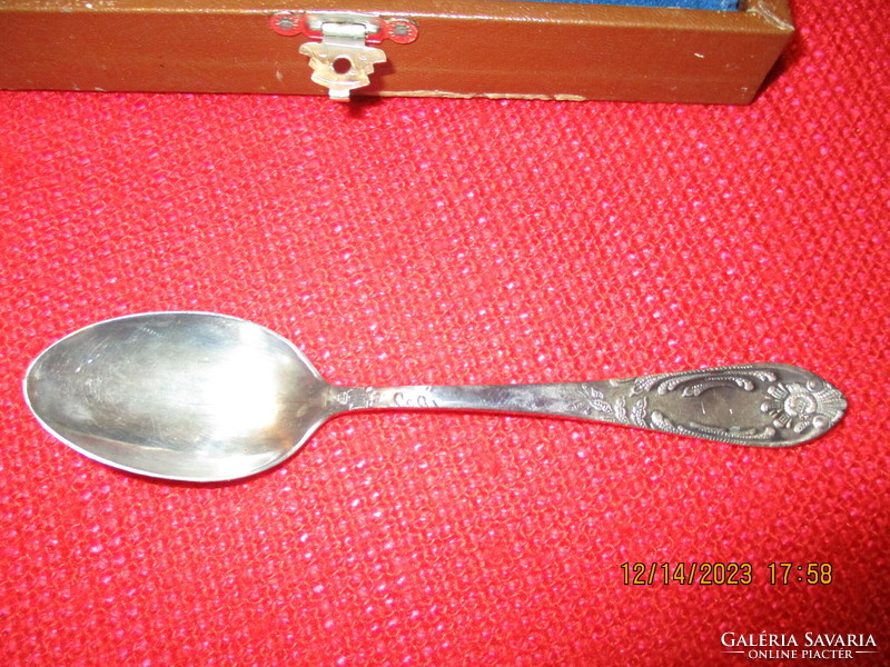 For sale: 6 silver-plated tea spoons with a flower pattern, 1 set in a box.