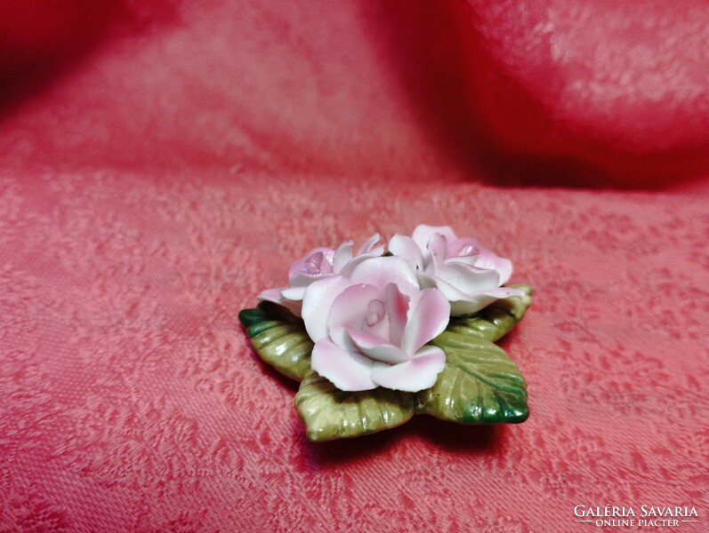 Gyönyörű porcelán bross kézzel formázott rózsákkal