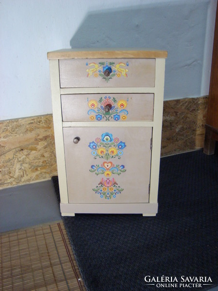 Chest of drawers - polish flower design