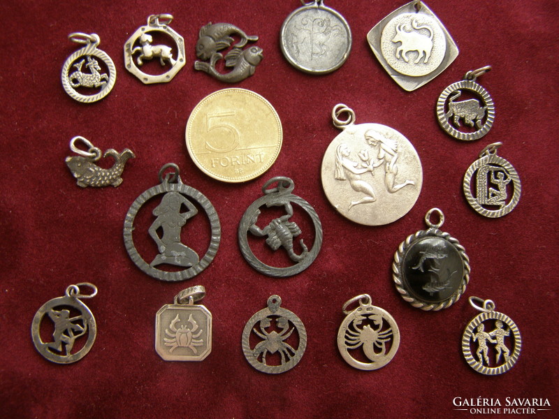 17 db régi, főleg magyar ,ezüst horoszkópos medál