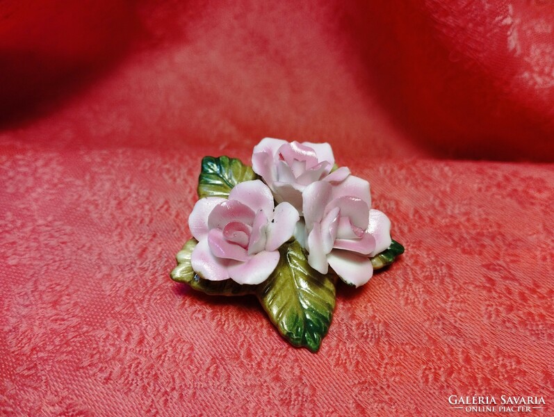 Gyönyörű porcelán bross kézzel formázott rózsákkal