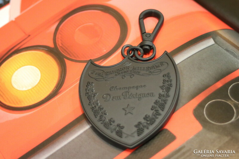 Pezsgős ajándékok - Dom Pérignon márkájú pajzs alakú kulcstartó egyedi Dom Pérignon díszobozban