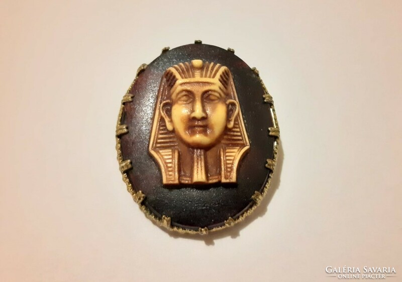 Régebbi műanyag egyiptomi fejes bross, kitűző
