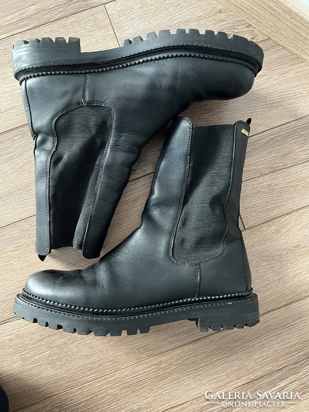 S. Oliver black leather winter boots